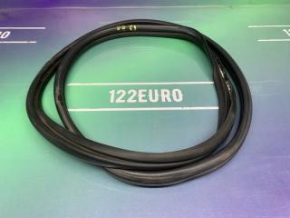 Запчасть уплотнительная резинка двери задняя правая Nissan Cefiro 2002