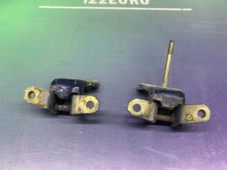 Фото запчасти петля двери задняя правая Suzuki Grand Vitara XL-7 2001 Б/У запчасть Запчасть петля двери задняя правая Suzuki Grand Vitara XL-7 2001