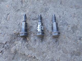 Запчасть болт крепления крышки двс Honda CR-V