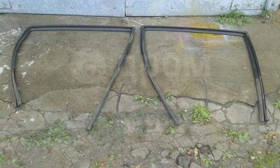 Запчасть уплотнитель опускного стекла двери Toyota Noah