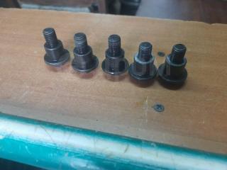 Запчасть болт крепления ремня безопасности задний Toyota RAV4