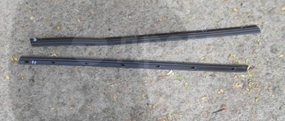 Молдинг стекла двери внутренний передний Toyota RAV4