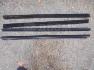 Молдинг стекла двери внутренний Toyota Noah