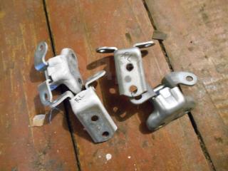 Запчасть шарниры двери задние Toyota Avensis