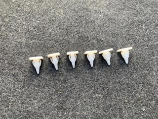 Фото запчасти клипса крепления накладки на порог внешней Mitsubishi RVR 2019 контрактная запчасть Запчасть клипса крепления накладки на порог внешней Mitsubishi RVR 2019