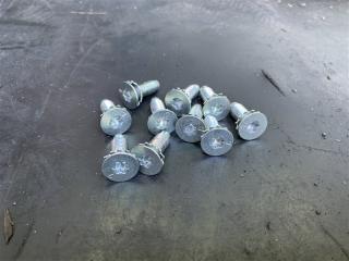 Фото запчасти болт крепления петли замка двери Mitsubishi RVR 2019 контрактная запчасть Запчасть болт крепления петли замка двери Mitsubishi RVR 2019