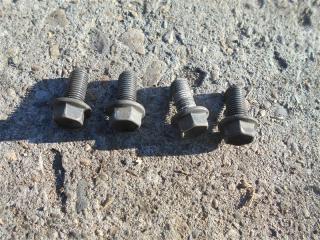 Болт кронштейна подушки двигателя передний Toyota Premio 2010 ZRT260 2ZRFAE 90105-10301 контрактная