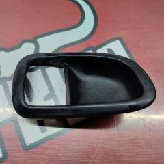 Запчасть накладка внутренней ручки двери задняя левая Toyota Sprinter Marino 1992