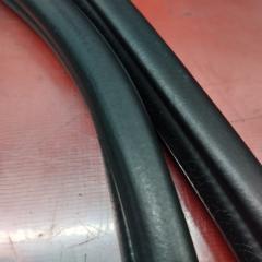 Уплотнитель двери передний левый Suzuki Grand Vitara 2000