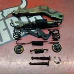 Механизм стояночного тормоза задний правый Toyota IST 2003