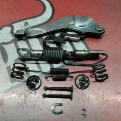 Механизм стояночного тормоза левый Toyota IST 2003