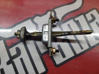 Запчасть ограничитель двери передний правый Mazda Demio 1996