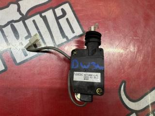 Запчасть замок двери багажника Mazda Demio 1996