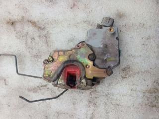 Замок двери задний левый Nissan Primera 1995-2000