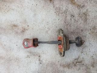 Ограничитель двери задний Nissan Primera 1995-2000