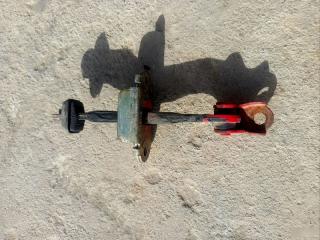 Ограничитель двери передний правый Nissan Primera 1999-2002