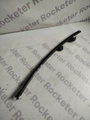 Запчасть направляющая стекла двери задняя левая mitsubishi lancer 1995