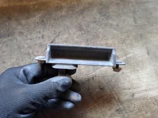 Фото запчасти ручка двери задняя MAZDA DEMIO контрактная запчасть Запчасть ручка двери задняя MAZDA DEMIO