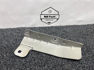 Запчасть кронштейн крепления крыла Mercedes-Benz S W223 2021