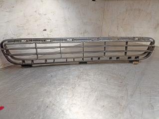 Запчасть решетка бампера центральная передняя Toyota Camry