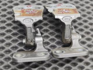 Петли дверные передние правые Discovery 2006 L319 AJ41