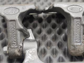 Петли дверные передние правые Discovery 2006 L319 AJ41