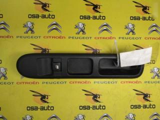 Запчасть блок управления стеклоподъемниками передний правый Peugeot 3008 2012