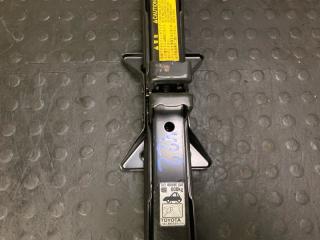 Домкрат Ist 2003 NCP65 1NZFE