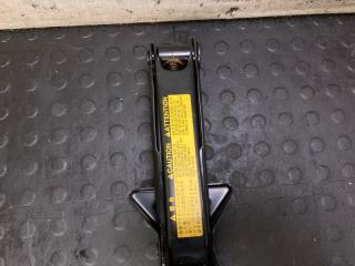 Домкрат Ist 2003 NCP65 1NZFE