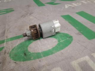 Запчасть концевик под педаль тормоза Toyota Vitz 2011