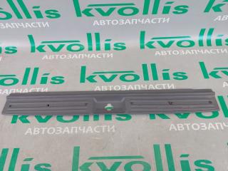 Запчасть накладка замка багажника задняя Nissan Terrano 1999