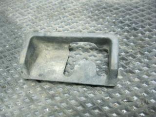 НАКЛАДКА ПЕТЛИ БАГАЖНИКА задняя Toyota Vitz 2002