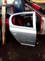 Дверь правая задняя задняя правая Toyota Vitz 2002