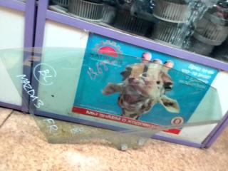 Стекло двери передней правой переднее правое Mazda Axela 2003-2009