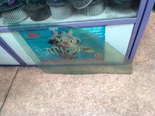 Стекло двери передней правой переднее правое Mazda Demio 2000