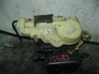 Замок двери багажника задний Toyota Ipsum 1995-2001