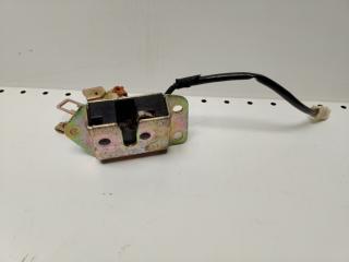 Замок двери багажника задний Toyota Corolla 2000