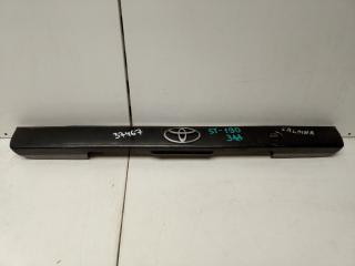 Накладка двери багажника задняя Toyota Caldina 1993 контрактная Накладка двери багажника задняя Toyota Caldina 1993