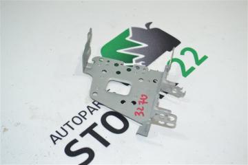 Крепление магнитофона правое Toyota Runx 2005