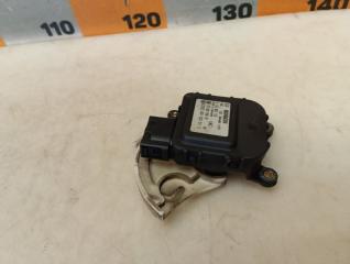 Фото запчасти моторчик заслонки отопителя Volkswagen Passat 1998 Б/У запчасть Запчасть моторчик заслонки отопителя Volkswagen Passat 1998