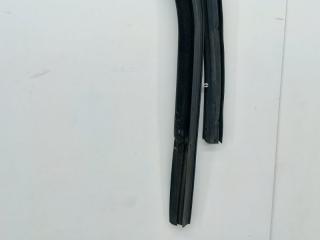 Уплотнитель стекла задний левый Touareg 2 NF 4.2