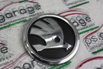 Запчасть эмблема двери багажника Skoda Superb