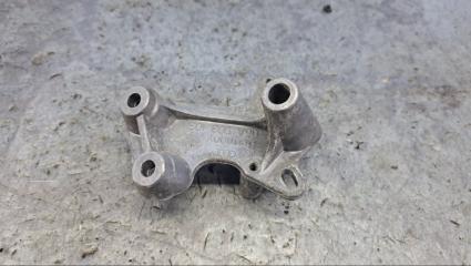 Запчасть кронштейн Skoda Octavia 2008