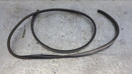 Запчасть уплотнитель правый Skoda Octavia 2008