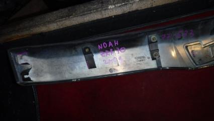 Планка на капот TOYOTA NOAH ZRR70 3ZR 4 ракурс