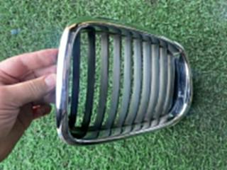 Решетка радиатора BMW 5-SERIES E39 81593130 2 ракурс Решетка радиатора BMW 5-SERIES E39 81593130 2 ракурс