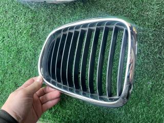Решетка радиатора BMW 5-SERIES E39 81593130 3 ракурс Решетка радиатора BMW 5-SERIES E39 81593130 3 ракурс