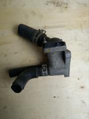 Корпус термостата TOYOTA VOXY ZRR80 3ZR 3 ракурс Корпус термостата TOYOTA VOXY ZRR80 3ZR 3 ракурс