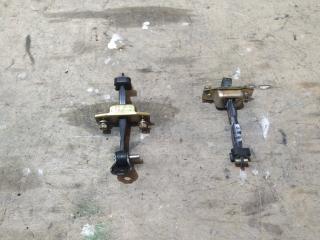 Запчасть ограничитель двери передний Toyota Mark II 1996-2000