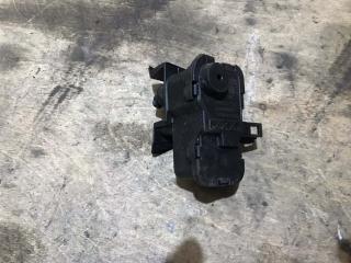 Запчасть активатор лючка бензобака Skoda Octavia 2013-2017